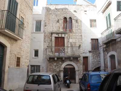 Dopo pochi passi alla nostra sinistra si apre larghetto La Scesciola, dove tra palazzine moderne spicca una casa-torre a tre piani